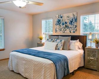 Cozy family home 2 blocks to river - Post Falls - Bedroom