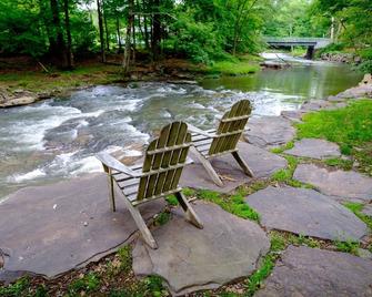 Streamside Cottage Half Mile to Town of Woodstock - Woodstock - Innenhof