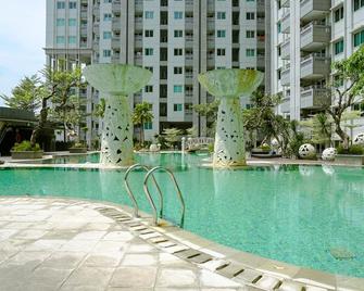 Scenic and Comfortable 2BR Sky Terrace Apartment By Travelio - Yakarta - Piscina