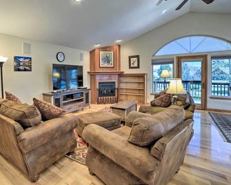 5 Mi to Hot Springs Condo in Pagosa Springs! - Pagosa Springs - Living room