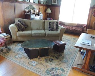 Historical Guest House - Whitehorse - Wohnzimmer