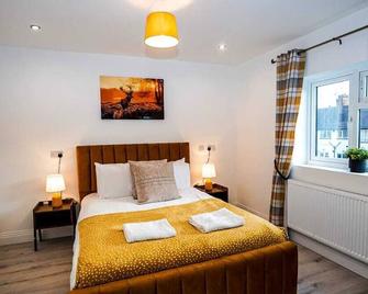 4-Bed 3-Bath Haven Perfect for 8 Guests - Farnham Royal - 臥室