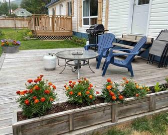 The Blue Roof Cottage - Crowsnest Pass - Patio