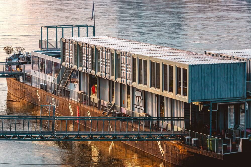 Sundeck botel - party boat - ברטיסלבה - בניין