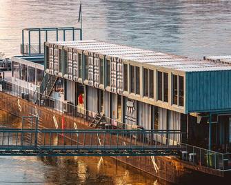 Sundeck botel - party boat - ברטיסלבה - בניין