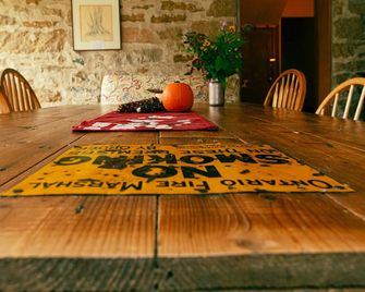 Large stone house with hot tub pond, secluded acerage, up to three families - Meaford - Dining room