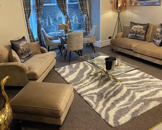Merewyke Boutique Family Apartment Sleeps 4 , Only 5 Minutes Walk To Lake Windermere - Windermere - Living room