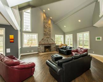 4000 Sq. Ft. English-Style Stone House - Whitchurch-Stouffville - Living room