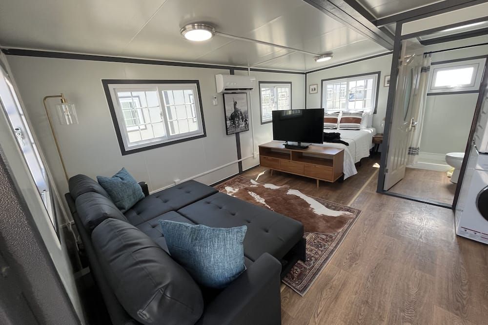 After-Hours Bliss: Cozy Boxhouse For Relaxation, Monahans, Tx - Monahans - Living room