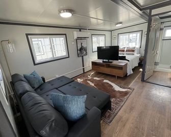 After-Hours Bliss: Cozy Boxhouse For Relaxation, Monahans, Tx - Monahans - Obývací pokoj