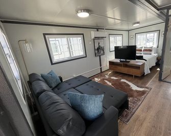After-Hours Bliss: Cozy Boxhouse For Relaxation, Monahans, Tx - Monahans - Living room