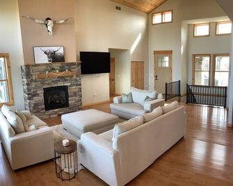 6 acre estate in Ontariowith lake views - Ontario - Sala de estar