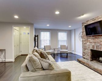 Cozy Modern Capitol Hill apartment, 2 blocks to Metro, Walk to Attractions - Washington D.C. - Stue