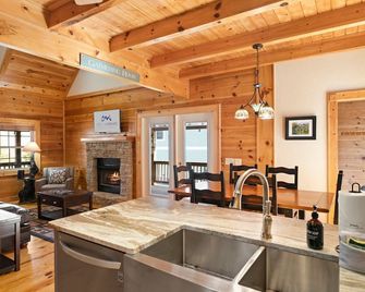 Chestnut Hideaway | Views, Hot Tub & Foosball Table + Biltmore Pass - Waynesville - Dining room