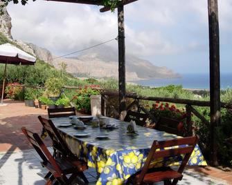 Bed & Breakfast in a renovated sea view farmhouse near San Vito lo Capo - Castelluzzo - Binnenhof