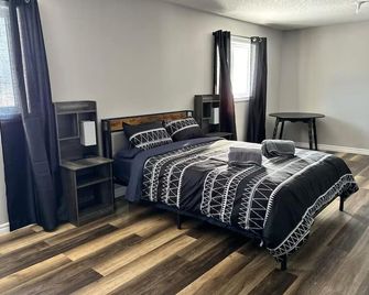 Farm House hot tub/ATV Trails/Private Lake Access - Marmora - Bedroom