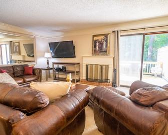 Town home near greenway trails and Shelley Lake in North Raleigh - Raleigh - Living room