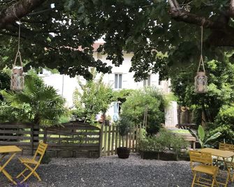 Logis Hotel L'Occitan 2 étoiles - Brens - Patio