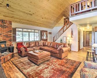 Deck, Porch and Grill Heber-Overgaard Getaway! - Heber-Overgaard - Living room