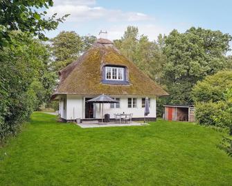 Treat yourself to some time out in this cozy and idyllic hunting lodge near Egeskov Castle. - Ringe - Building