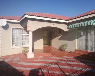 Sharon's bed and breakfast - Pilanesberg