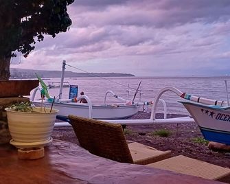 Amed Sari Beach Guesthouse - Abang