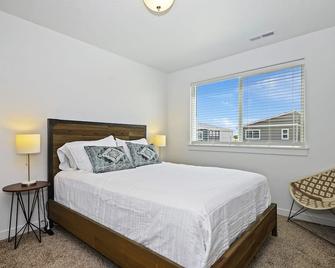 Sleek, Like-New, Sparkling Clean Townhome! - Nampa - Bedroom