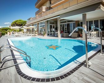 Hotel Excelsior - Bibione - בריכה