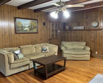 Stay On A Live Operating Maple Syrup Farm! - Hartstown - Sala de estar
