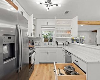 Cozy Arlington Bungalow 4/Mins to AT&T Stadium/Globe Life Field - Arlington - Kitchen