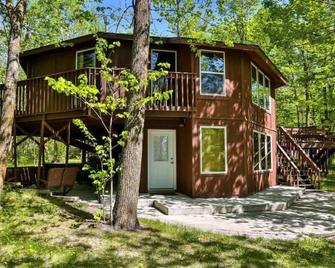 Minnesota Octagon Treehouse - Private Jacuzzi & Forest Views - Bemidji