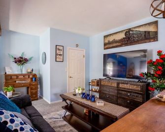 Secluded in the City! New remodeled 2 bedroom near Berkeley Lake, pet friendly. - Denver - Sala de estar