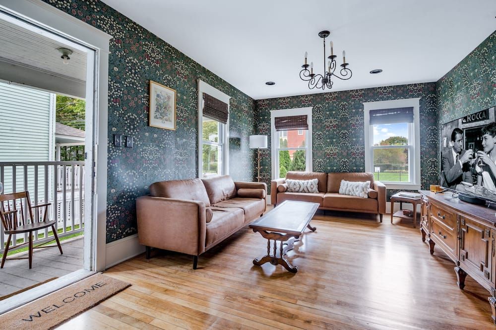 Historic Three Bedroom Townhouse -- Downtown Mystic - Mystic - Living room