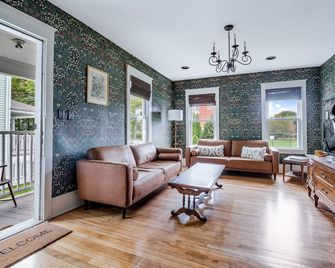 Historic Three Bedroom Townhouse -- Downtown Mystic - Mystic - Living room