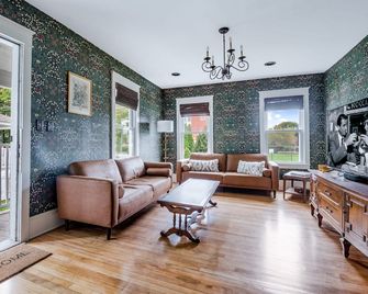 Historic Three Bedroom Townhouse -- Downtown Mystic - Mystic - Living room
