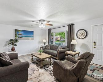 Cozy Home In Bourbonnais-2 king beds close to O.N.U. - Bourbonnais - Living room