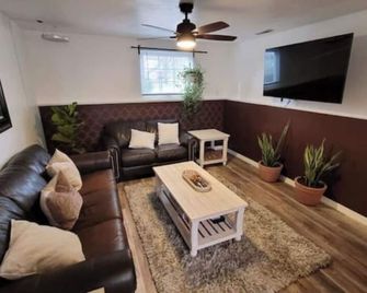 Cozy private suite close to The University Of Notre Dame - South Bend - Living room