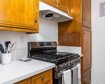 Enjoy Inglewood at its finest, unit 3, lower 2 bedroom, Samsung air fryer oven. - Inglewood - Cocina