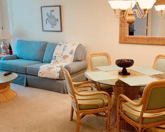 Lovely Cozy Condo In A Tropical Oasis Centrally Located ! - فورت ميرس - غرفة معيشة