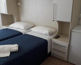 B&b - Meuble' - Hotel ' Cordiale ' - Misano Adriatico - Bedroom