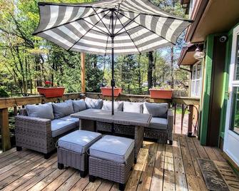 The Wooden Nest by AvantStay | Deck, Big Yard w/ Hammocks & Fire Pit - Pocono Summit - Patio