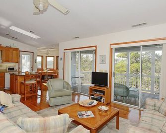 Activities Included Up To 300 Free Per Week!! Free Daily Activities!!! For The Nature & Beach Enthusiast. Enjoy The Awesome Views From The Many Decks On This Great Beach House. - Bethany Beach - Living room