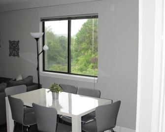 Great Location with Lake View - Laconia - Dining room