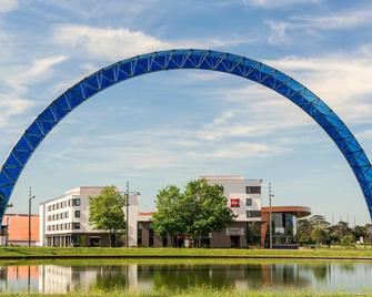 Ibis Saint Quentin En Yvelines Velodrome - Montigny-le-Bretonneux - Bâtiment