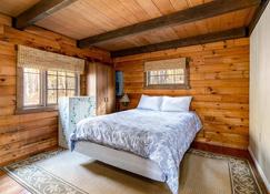 Cabin in Woods w Loft, Large Deck, Fire Pit, WiFi - Berkeley Springs - Bedroom