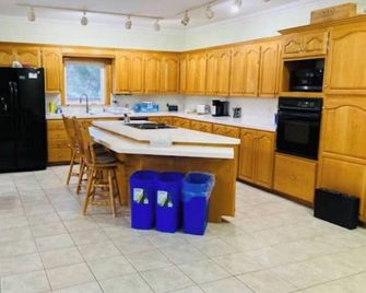 Glamorous country getaway - Fall River - Kitchen