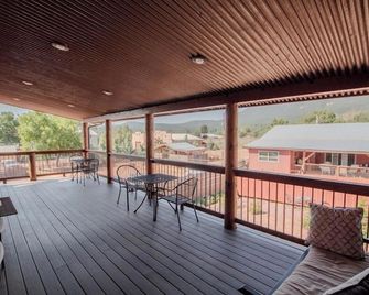 Beeline Guest House - Pine - Balcón