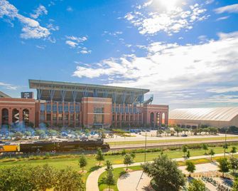 Holiday Inn & Suites College Station-Aggieland By IHG - College Station - Edifício