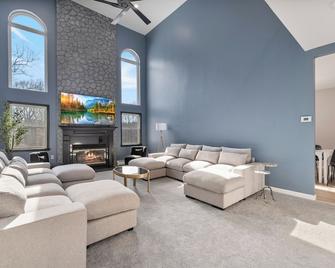 Spacious Retreat w/ Pool, Hot Tub & Game Room - Stony Point - Living room