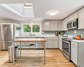 Bright and Charming Single-Family Home at Baxter Lake - Dog Friendly - Farmington - Kitchen